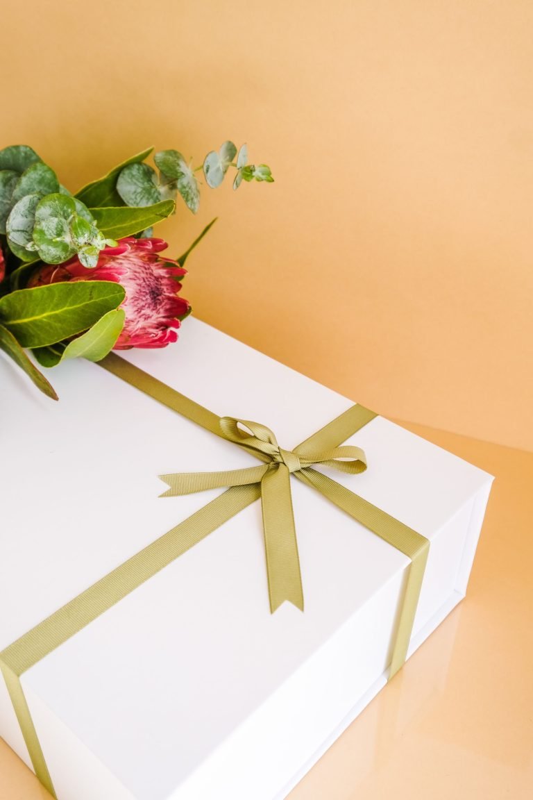FOCUS mind plus body, gift wrapping example - gold ribbon.